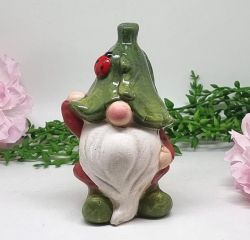  12cm-es, tnemnyes kerti trpe, man, piros ruhban, katics zld levl kalapban: ll