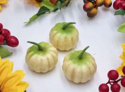  4cmx4cm-es, gynyren kidolgozott sttk dekorci: krm-zld