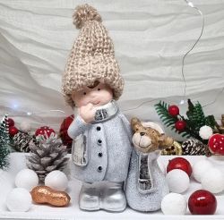  16cm magas, nagymret, kett figurbl ll szett, tndri, mosolygs, szrke ruhs, bojtos sapks fi s a kis rnszarvas bartja