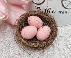  6cmx2cm-es szalma fszekben, 3cm-es festett, arany pttys hungarocell frj tojsok: rzsaszn