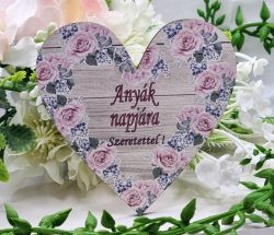  7cmx7cm-es sznes fa dekor tbla, szv formj: Anyk napjra szeretettel!