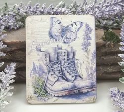  8cmx6cm-es sznes fa dekor tbla: LAVANDER, bakancsos-pillangs