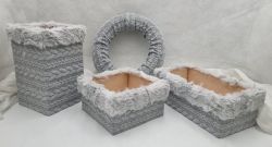  4 darabos fonott mints szett: 3db kocka, tglalalp, s magas fa doboz anyaggal-szrmvel bevonva + 1db koszoralap: szrke-szrke