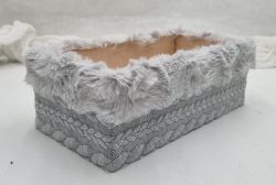  24cmx12cmx8cm-es fbl kszlt dekor-fik puha fonott mins anyaggal bevonva, szrmvel dsztve: szrke-szrke