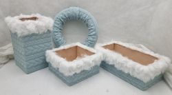  4 darabos fonott mints szett: 3db kocka, tglalalp, s magas fa doboz anyaggal-szrmvel bevonva + 1db koszoralap: aclkk