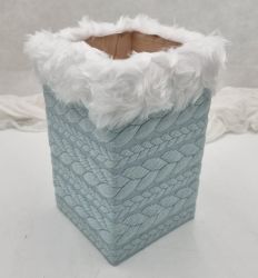  21cmx13cmx13cm-es fbl kszlt, magas doboz puha fonott mins anyaggal bevonva, szrmvel dsztve: aclkk
