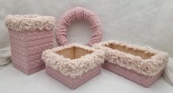  4 darabos fonott mints szett: 3db kocka, tglalalp, s magas fa doboz anyaggal-szrmvel bevonva + 1db koszoralap: mlyva