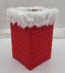  21cmx13cmx13cm-es fbl kszlt, magas doboz puha fonott mins anyaggal bevonva, szrmvel dsztve: tzpiros